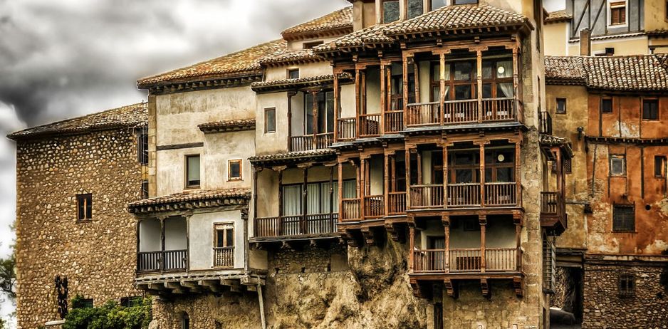 Las Casas Colgadas de Cuenca, con sus balcones de madera sobre la roca