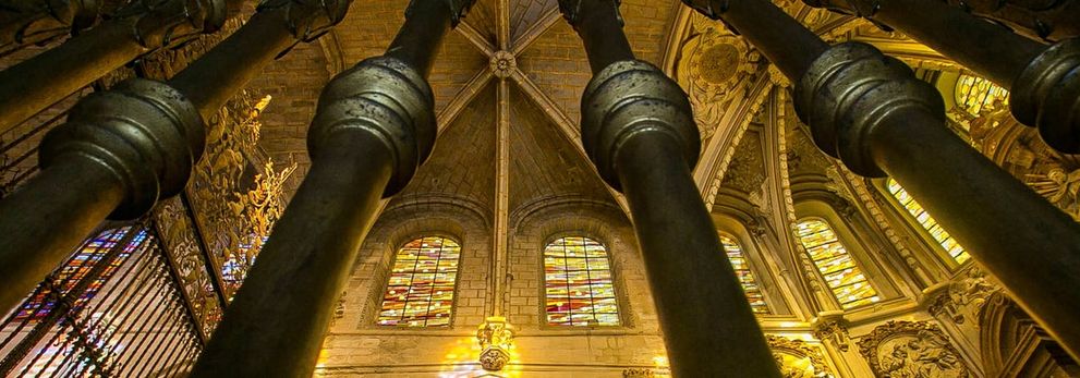 Bóvedas y columnas de la catedral de Cuenca vistas desde abajo