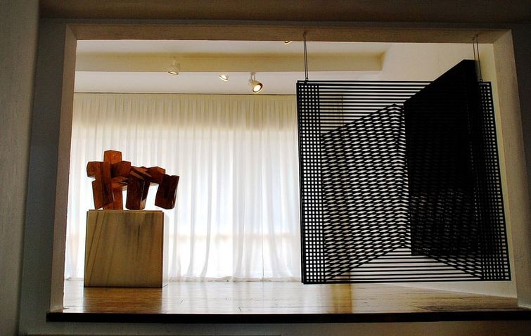 Sala del Museo de Arte Abstracto Español con dos esculturas ante un ventanal