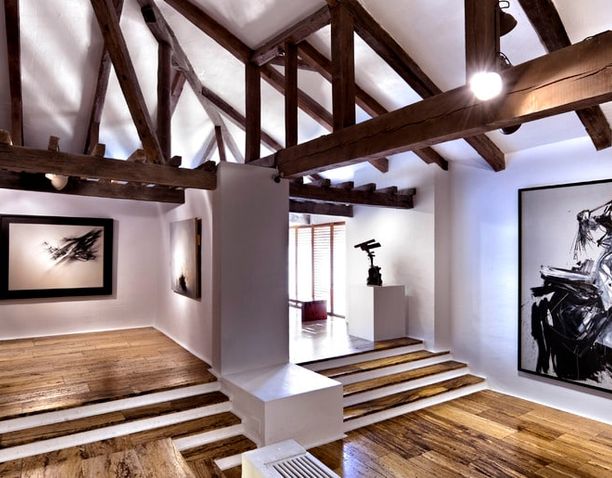 Sala del Museo de Arte Abstracto Español con vigas de madera vistas y cuadros en las paredes
