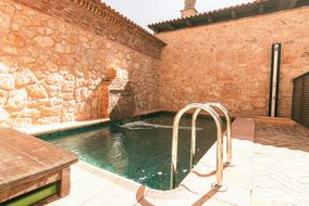 Piscina de la casa entre muros de piedra