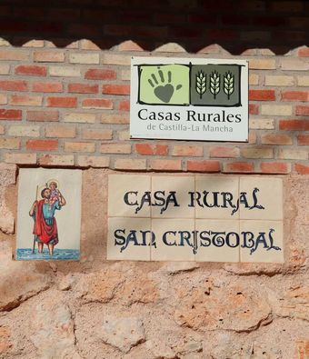 Placas de cerámica en la fachada: «Casas Rurales de Castilla-La Mancha» y «Casa Rural San Cristóbal»